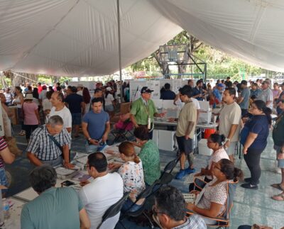 Nutrida participación en casilla del ‘Parque de la Paz’ AGENCIA SIM Cancún.- Un retraso de casi dos horas se dio en la instalación de las 11 casillas en el “Parque de la Paz” de la Supermanzana 50, en donde la participación ha sido nutrida. Estas 11 casillas, correspondientes a la sección 147, no pudieron ser instaladas a tiempo, por el retraso o ausencia de varios de los funcionarios de casilla. Para cuando finalmente pudo pasar la gente a votar, a las 9:45 horas, la fila de votantes era considerable. A pesar del contratiempo, siempre se mantuvo la calma en el lugar.